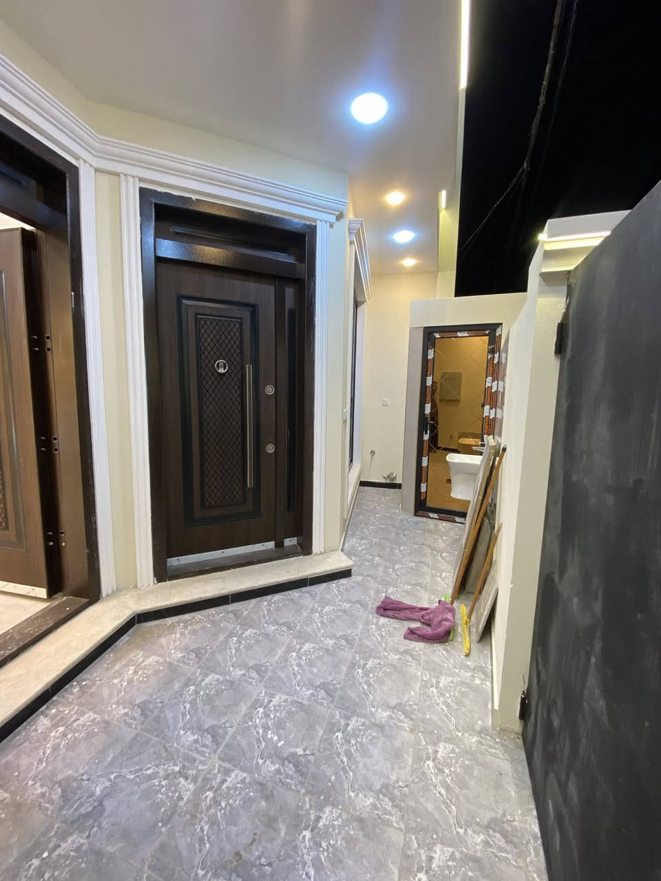 للبيع دار بناء جديد طابقين ركن
المساحة 70 متر واقع حال
 بالسند 50 متر
الواجهة 7 م النزال 10 م
الدار تحتوي على مدخلين استقبال ومطبخ 
وثلاث غرف نوم وصحيات خارجيه وداخليه
بناء جديد غير مسكون جاهز للسكن 
الدار بناء شخصي، مصروف عليه صرف قوي من الأساس، مستخدمين مواد ونوعية عالية، شغل مرتب ومتعوب عليه
العنوان حي الصديق ابي غريب رقم العقار 1954
 مكتب ابو الخير للعقار
*********** 
***********
***********
