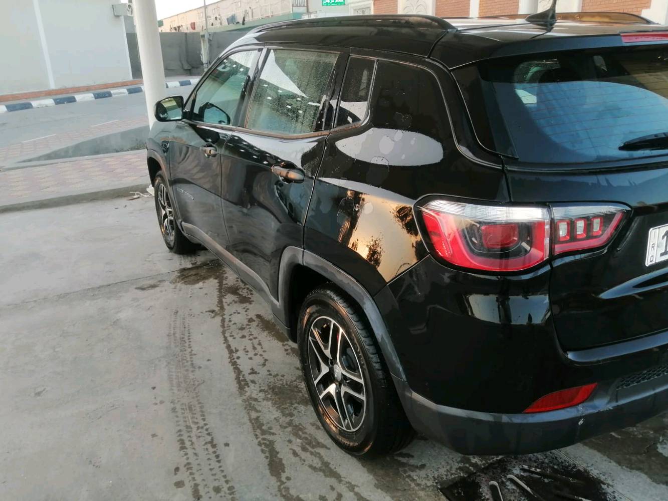 جيب كومباس موديل ممتاز واسود، بحالة جيدة بدون أضرار واضحة مع مكينة وكير بحالة ممتازة. السيارة قيد الاستخدام ولا يوجد حاجة لتصليح واضح. السعر قابل للتفاوض، وممكن ترتيب زيارة لمعاينتها على أرض الواقع. للاستفسار أو المعاينة يرجى التواصل عبر رقم الهاتف.