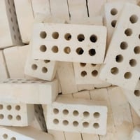 يتوفر لدينا طابوق سكبات وعداد وقوه وركن علمن الطابوق داخل مختبر ويوجد ...