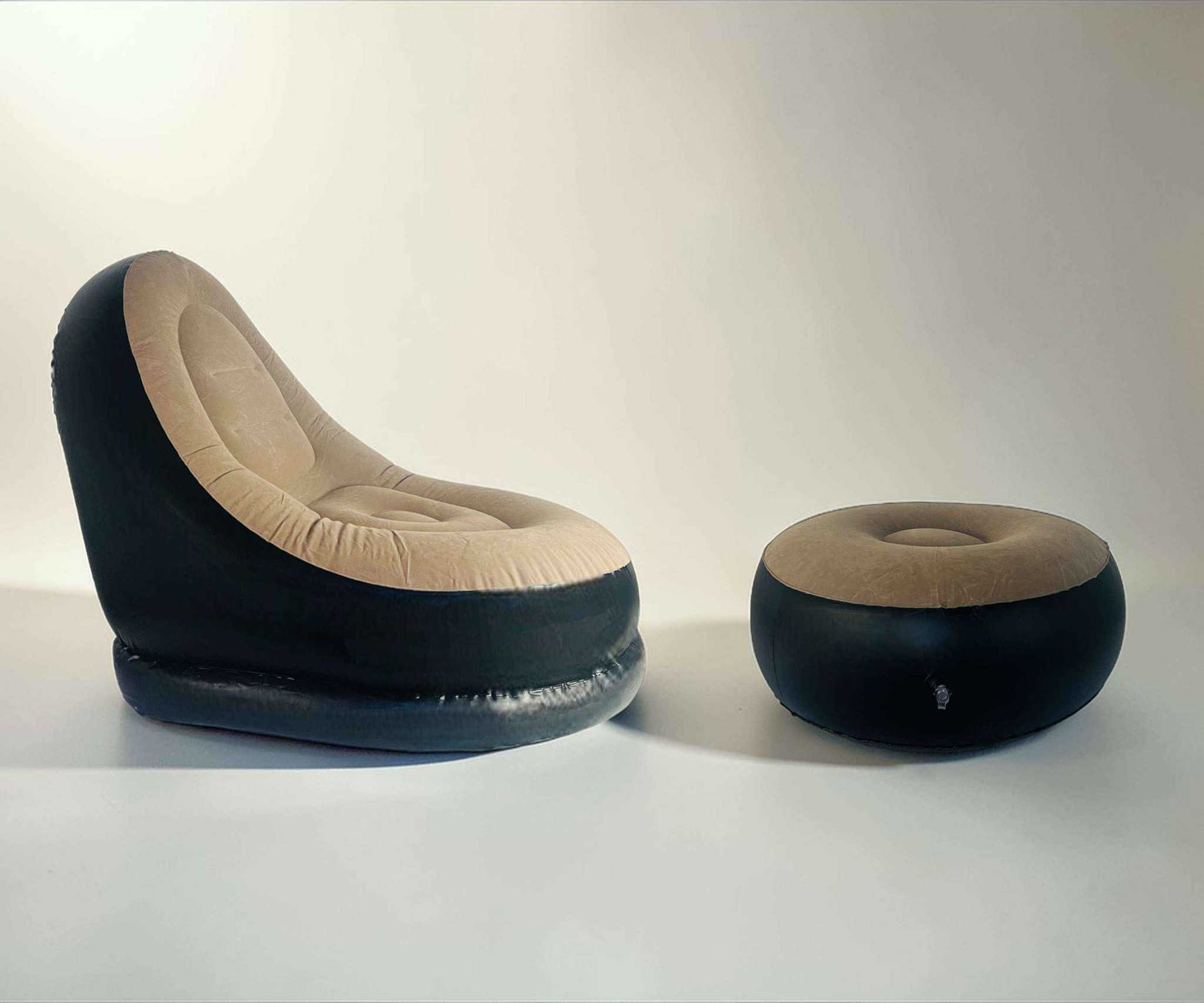 كرسي هوائي فاخر مع طبلة – تصميم بيضاوي مريح

الاستخدامات:

مثالي لغرف المعيشة، غرف النوم، الاستراحات والشاليهات.

مناسب للاستخدام المنزلي المؤقت أو الدائم.

خيار ممتاز للجلسات الأرضية المريحة.

يمكن استخدامه ككرسي استرخاء لمشاهدة التلفاز أو القراءة.

مناسب للضيوف كحل جلوس إضافي سريع وسهل.

المميزات:

تصميم بيضاوي عصري يمنح راحة مثالية للجسم أثناء الجلوس.

مسند ظهر مدمج بزاوية مريحة لدعم الظهر.

وسادة جلوس دائرية داخلية لثبات أكبر وتقليل الضغط.

طبلة (مسند قدم) منفصلة لراحة إضافية.

نسيج علوي جلاتيني ناعم بملمس بارد ومريح.

طبقة خارجية قوية مقاومة للثقوب.

قدرة تحمل عالية للأوزان مع قاعدة ثابتة مانعة للانزلاق.

صمام هواء محكم لمنع التسريب.

سهل النفخ والتفريغ والتخزين عند عدم الاستخدام.

محتويات الصندوق:

كرسي هوائي.

طبلة (مسند قدم).

منفاخ هواء يدوي.

لاصق إصلاح.

قطع صغيرة من نسيج المنتج لمعالجة الثقوب الطارئة.

الملاحظات:

أبعاد الكرسي: 116 × 83 × 98 سم.

أبعاد الطبلة: 62 × 62 × 31 سم.

يُفضل عدم وضعه على أسطح حادة.

يُنفخ بنسبة 90% للحفاظ على مرونة النسيج.

المنشأ: الصين.
السعر ٢٥ الف بغداد, العراق


**إذا كنت صاحب هذا الإعلان وتريد حذفه لأي سبب، رجاءا أرسل رسالة إلى الدعم الفني**