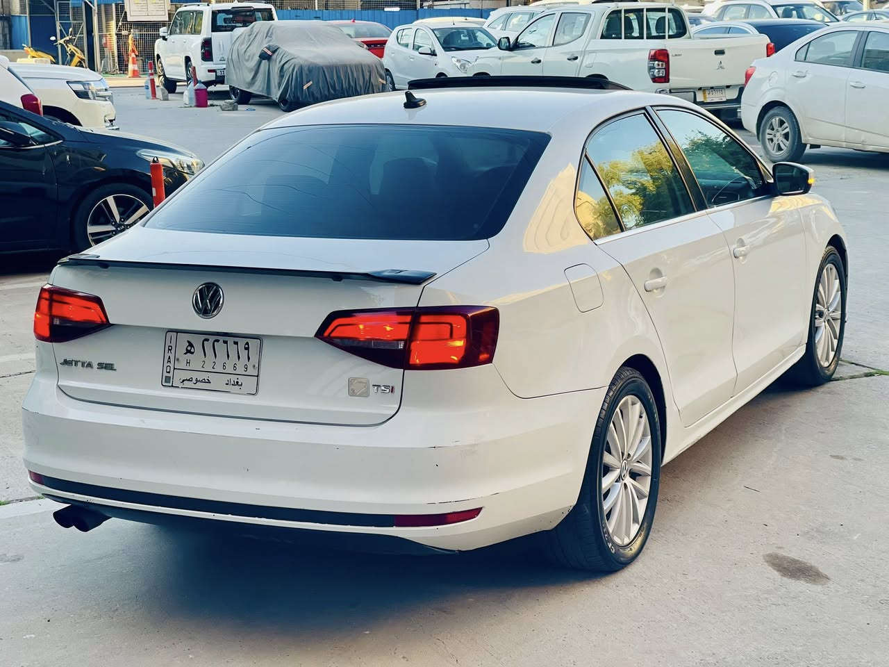 سلام عليكم
حادث جدا بسيط مرفق مع صور
جيتا 2016 SEL فول مواصفات اعلى مواصفات 
مكينه 1.800 تيربو 
كير مكينه مكفولات 
داخل بيجي كشن تدفئه 
رادارات جانبي خلفي امامي 
ماسحات اوتو 
ليتات داينمك متحرك 
فتحت سقف 
ويل اصلي 17 تخم تاير جديد 
السياره عليها دعاميه GLI 
لد داخلي متحرك 14 قطعه 
حادث السياره هلال الجاملغ الخلفي او باب خلفيه فقط
رقم بغداد مميز 
السعر 124$    وبيها مجال قليل 
مكان السياره بغداد الكرخ 
رقم ***********
