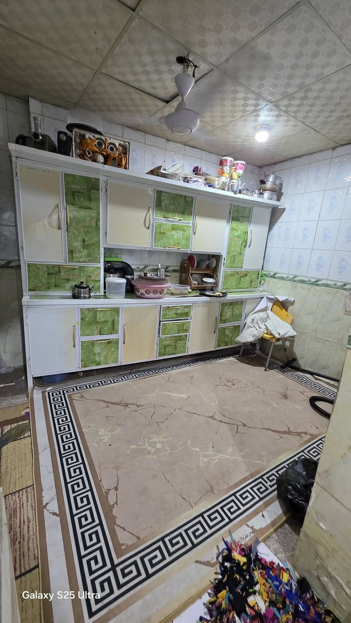 الدار للبيع
مقابيل الحسينيه الكبيره حسينيه الرفاعي 
مقابيل اللمسه السحريه 
***********
المساحه 133 
بناء طابقين نظيف 
يحتوي على 3 غرف نوم 
وصاله عدد 2 
واستقبال 
وصحيات عدد 2 
ومطبخ حار وبارد 
ومخزن
