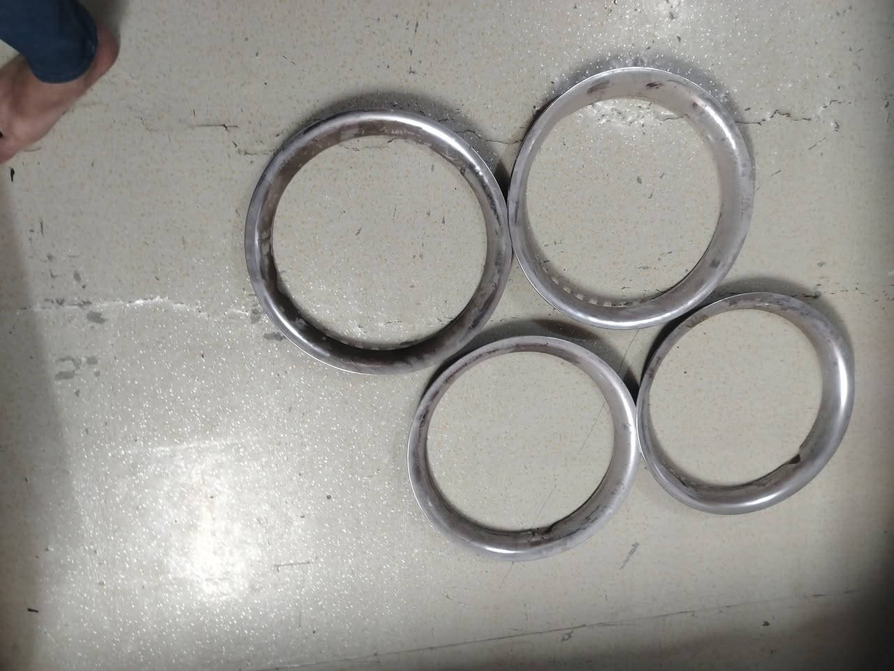 سلام عليكم عندي هذني لكبات البيع حجم 15 بس ما اعرف مال شنو لسياره قيم بل يرظي الله ***********
