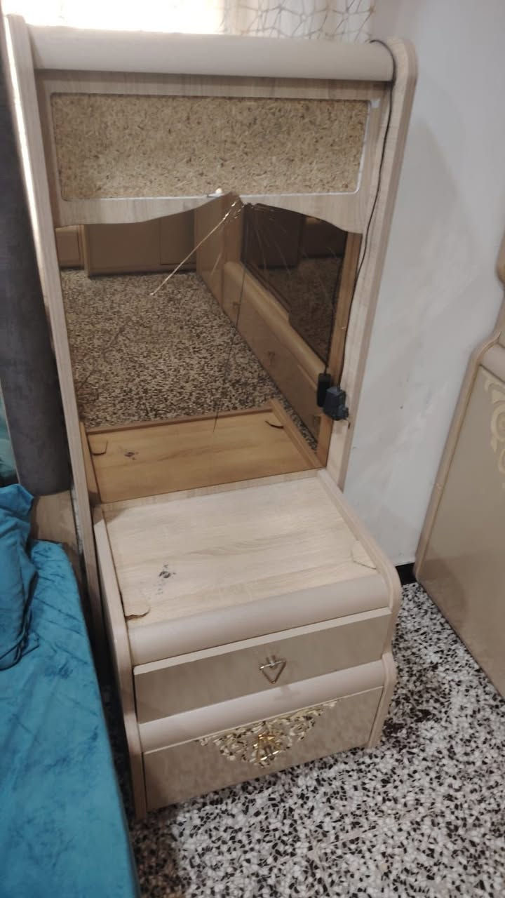 السلام عليكم غرفة نوم تركي 11 قطعة ثقيلة درجة اولى نظيفة جداً للبيع السعر مليون و700 العنوان بغداد الشرطة الرابعة ***********
