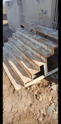 ميز مدرج عرضه مترين للبيع بسعر مناسب