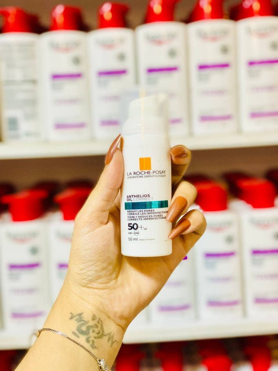 🌞واقي الشمس من لاروش  La Roche-Posay Anthelios Oil Correct Daily Gel-Cream SPF50+. مصمم خصيصًا للبشرة الدهنية والمعرضة للشوائب. يحتوي على معامل حماية من الشمس SPF50+، ويوفر حماية عالية جدًا من أشعة UVA و UVB.  يعمل على تقليل إفرازات البشرة الدهنية والتحكم في اللمعان. يساعد في تقليل ظهور المسام وتصحيح عيوب البشرة. يحتوي على مكونات مثل حمض الساليسيليك والنياسيناميد والزنك، التي تساعد في التحكم في إنتاج الدهون وتحسين مظهر البشرة.

✅يمكن وضع واقي الشمس حول منطقة العين وكذلك على الوجه 
✅مقاوم للماء  لمدة تصل إلى 80 دقيقة بعد السباحة🌊🏊‍♀️ أو التعرق
✅مقاوم للضوء بنسبة 100٪ ،  يعتبر سائل La Roche-Posay الواقي من الشمس مع SPF 50 خيارًا مثاليًا لأولئك الذين يبحثون عن واقي شمسي موثوق لحماية بشرتهم من أشعة الشمس الضارة.
✅سائل خفيف القوام يشعرك بالراحة على الجلد، ويمتص بسرعة ولا يترك أي بقايا بيضاء.
⭕تقنية تصفية حاصلة على براءة اختراع توفر حماية عالية جدًا من الطيف الواسع وتساعد على الحماية من التلف الناتج عن التلوث والأشعة تحت الحمراء. 

#الاصلي المنشأ فرنسي 🇫🇷💯 
 
🚘 يوجد خدمة توصيل لجميع محافظات العراق ٤ الاف 🚘


**إذا كنت صاحب هذا الإعلان وتريد حذفه لأي سبب، رجاءا أرسل رسالة إلى الدعم الفني**