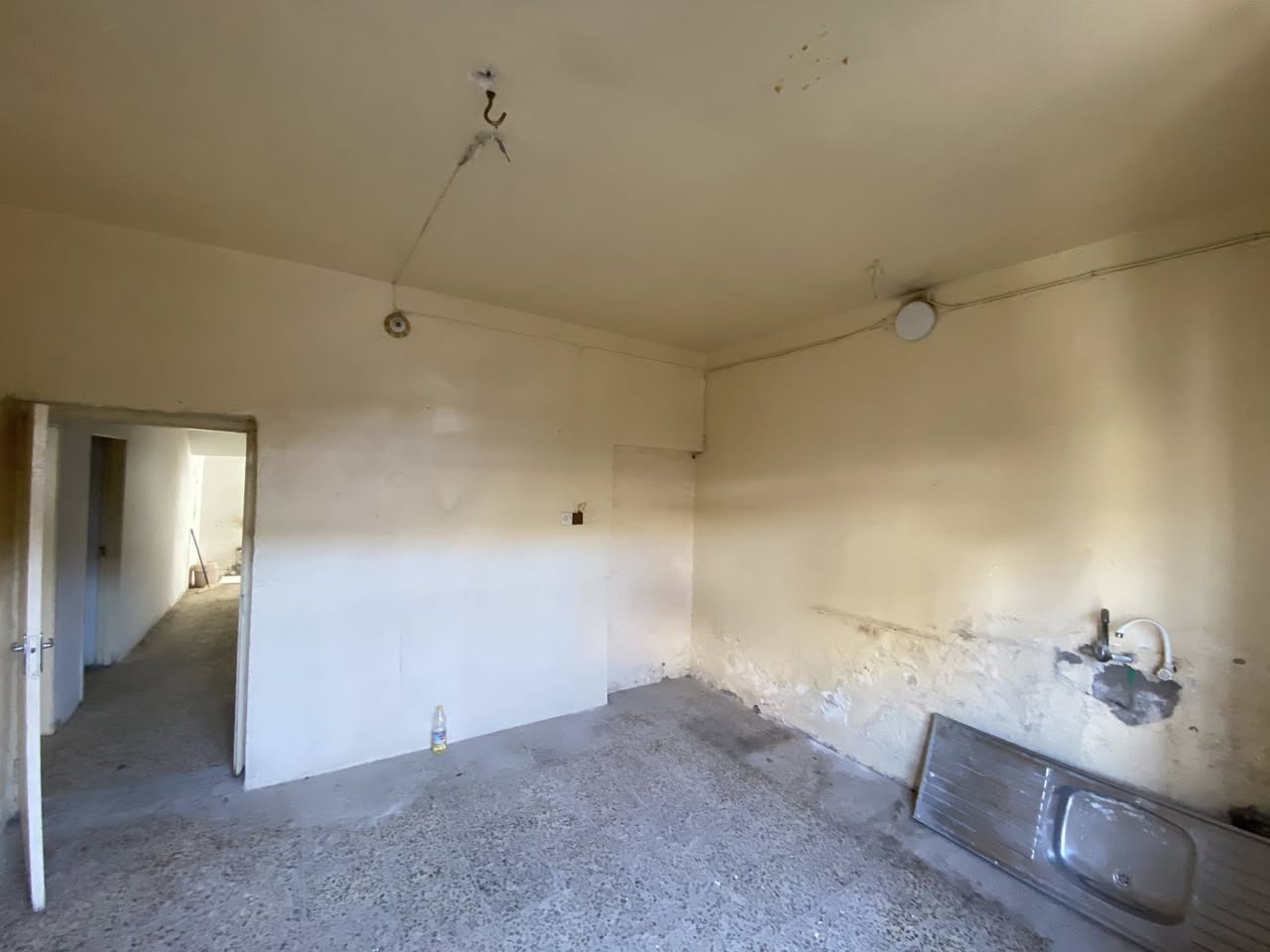 السلام عليكم مشتمل للايجار متكون من مطبخ هول غرفتين نوم صحيات خارجيه وداخليه وبيتونه وسطح جبير 
الموقع حي الامام شارع الجامع اسد الله الغالب السعر 325 الف للاستفسار ***********
