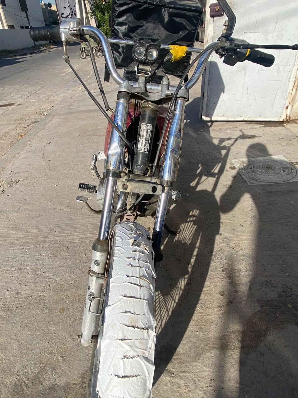 دراجه اربع كير بيها الجبنه تنضح وبيها دخانه بيضه خفيفه دراجه شغاله وتمشي وشلعه بيها عندك ألماشه لزم تبدلها سعرها قفل من الاخير 160قفل قفل تاير خلفي جديد بنزات جديده قمحي بريك جديد ***********
