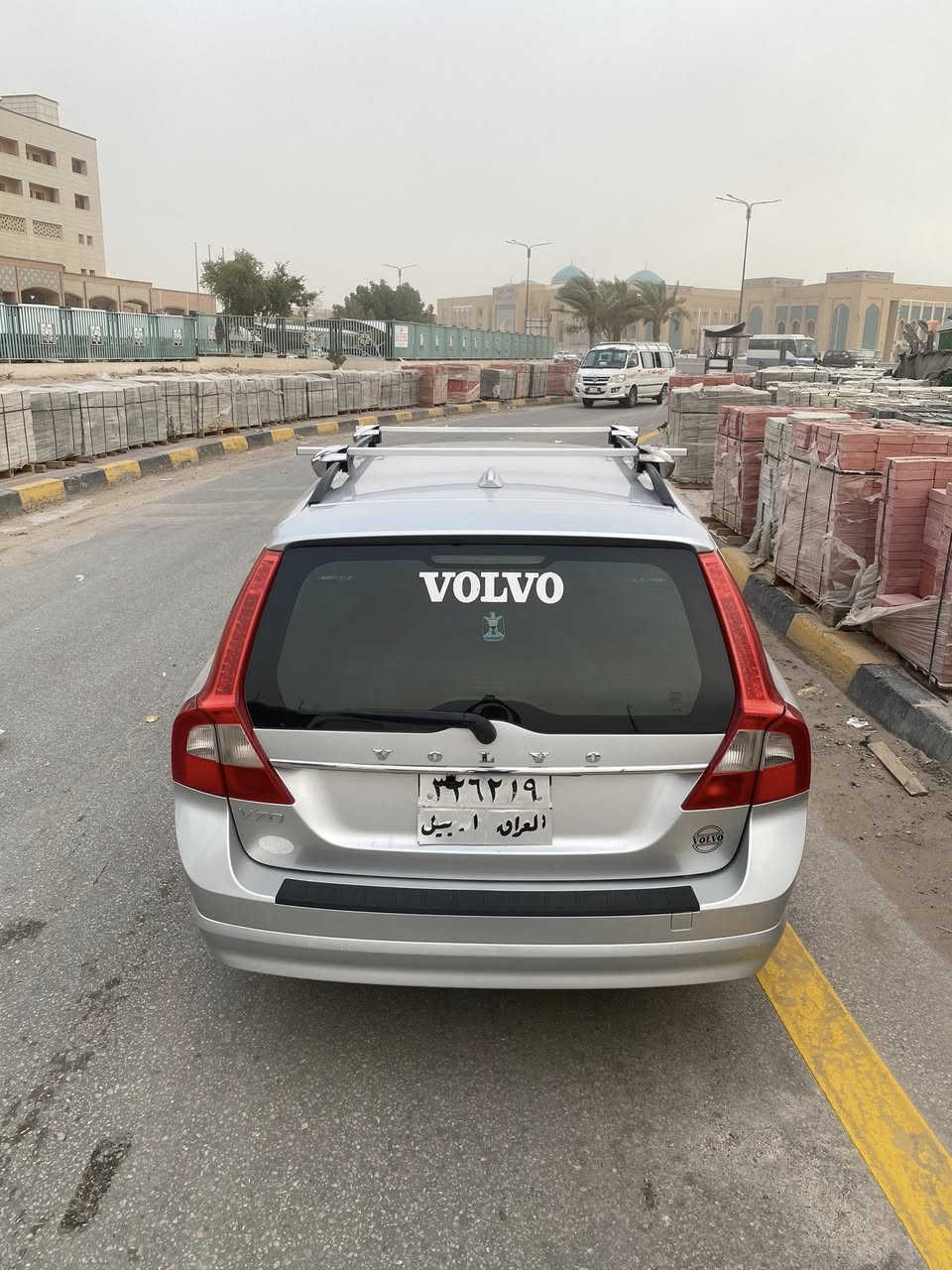 السلام عليكم
سيارة للبيع فولفو V70
 موديل 2011لون سلفر
محرك 5 سلندر تربو 2500 بلادي
المواصفات 
شاشه اندرويد + كامره خلفي 
تبريد تدفئه كله شغال 
سايد بريك كهربائي
تدفئه كشنات 
تبريد قطعتين
جام 4 اوتو
لايت عدسه زنون بلادي 
رقم اربيل 
مكان السياره نجف 
 السعر 88$  وبيه مجال للشراي
للتواصل والستفسار
***********
