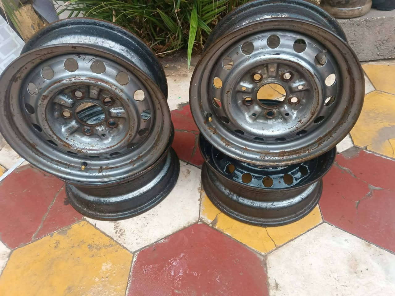 السلام عليكم ويلات سيدان للبيع نضيفات السعر ٢٠٠ مكانهن دوانيه ***********
