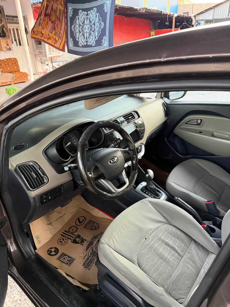 Kia Rio 2015 
هيج هيجي نية گير مةكينة هةموو بةشةرت
***********
*********** 
٨٥ وةرةقة أربيل, العراق
