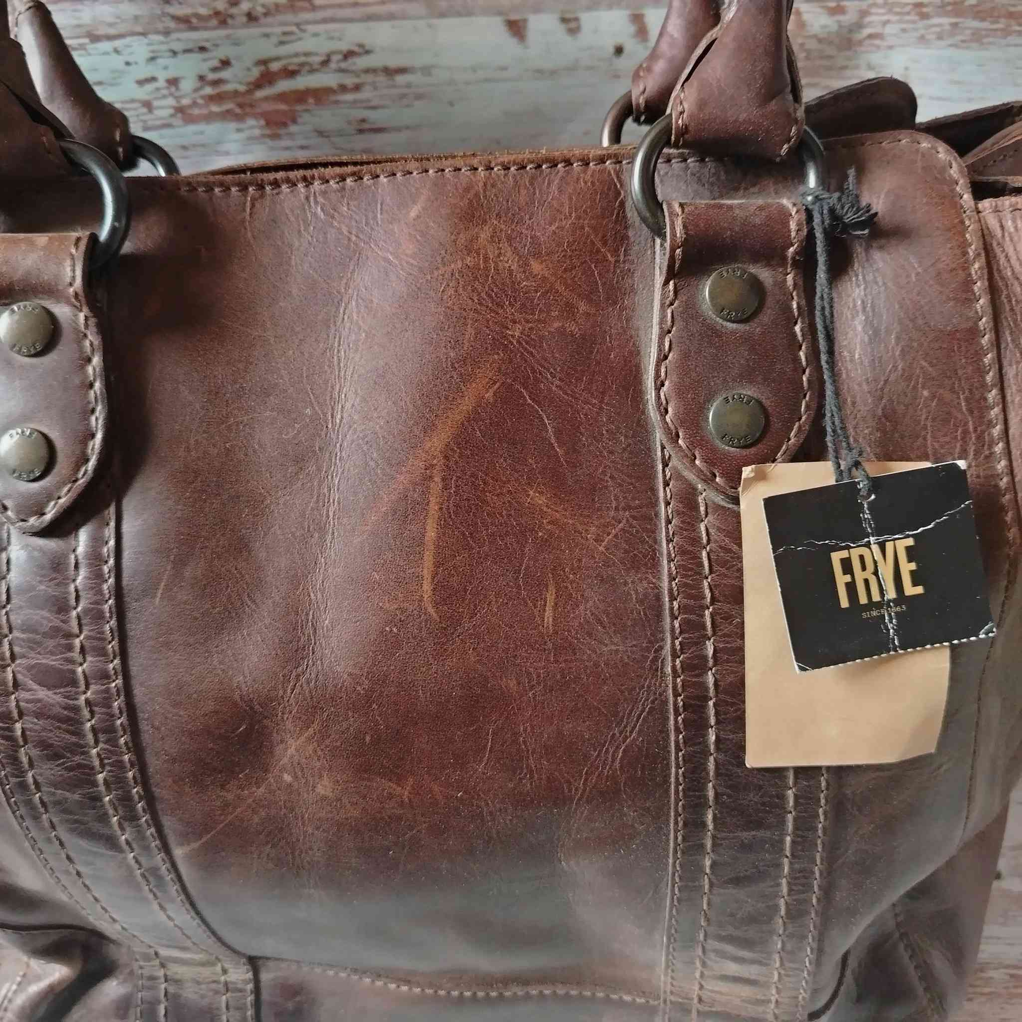 حقيبة  جلد طبيعي معتق  من مجموعة "ميليسا" من ماركة فراي (Frye).
قياس ٤٥_٥٠


**إذا كنت صاحب هذا الإعلان وتريد حذفه لأي سبب، رجاءا أرسل رسالة إلى الدعم الفني**