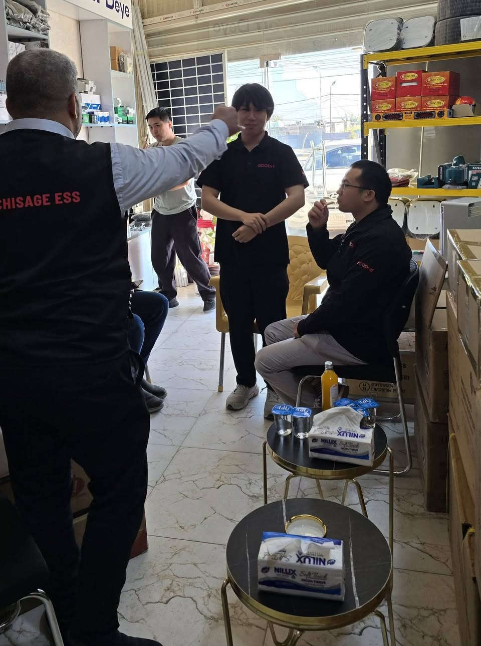 الديوانيه تستاهل الافضل ...
زار مكتبنا المتواضع الفريق التقني الصيني لشركة GOODWE الرائدة في صناعة انفيرترات الطاقة الشمسية و بطاريات الليثيوم لغرض الاطلاع على أعمالنا المنفذه و ملحقات الطاقه و الحمايات و كان الحديث عن مستقبل الطاقه الشمسيه في الديوانيه.
ولله الحمد أبدى المهندسين الصينين اعجابهم بتنفيذنا و تركيبنا للمنظومات و الحسابات التي نعمل بها.
لطلب منتجات GOODWE في محافظة الديوانية من وكيلهم الحصري شركة تاج النجوم.
*********** م.زيدون البعاج
*********** م.حسنين البعاج
*********** م.عقيل العقابي
