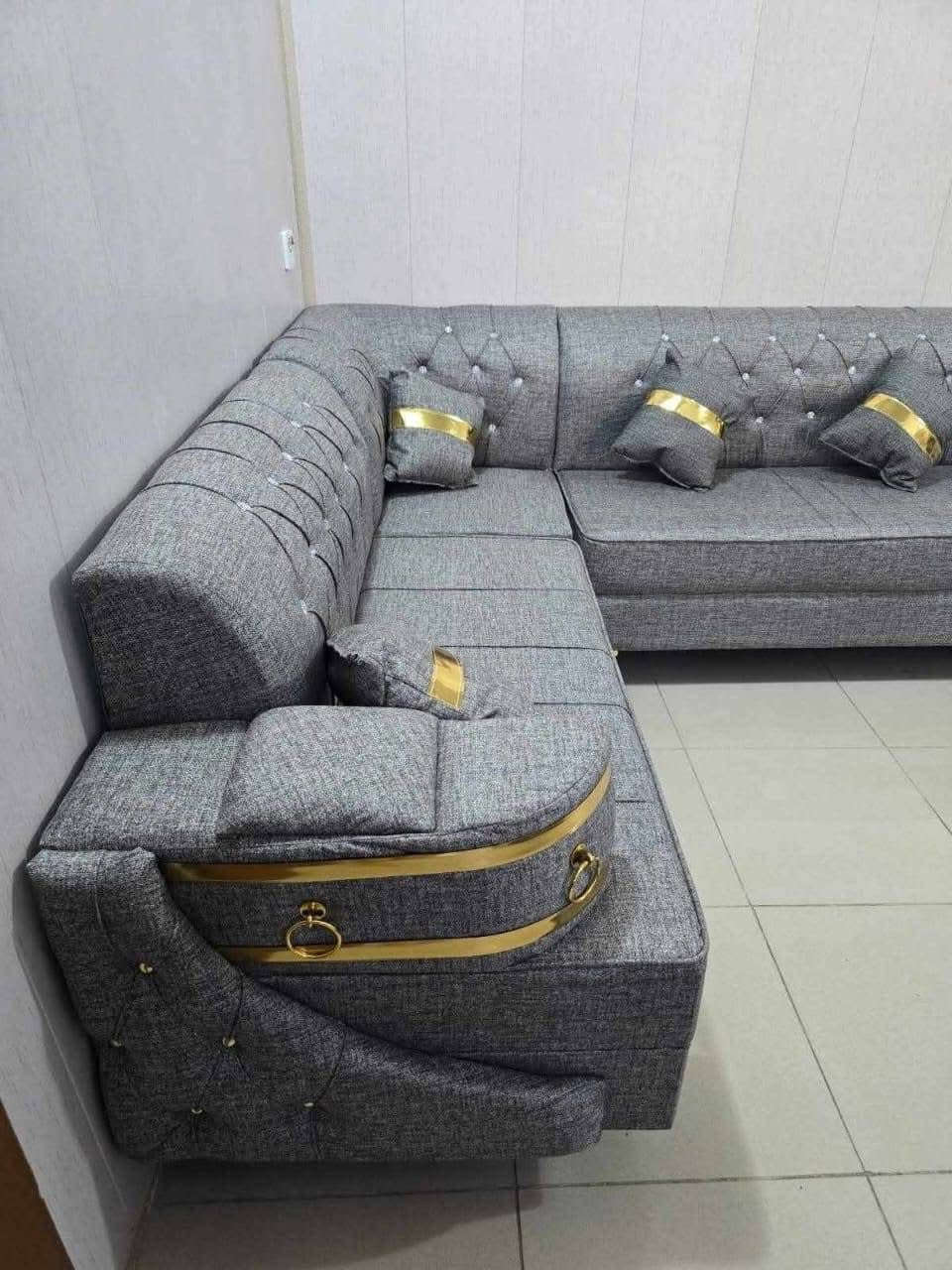 يعلن معمل الياقوت للديوان الحديث عن توفير جميع الالوان وموديلات 
مميزه 🤗🫶🏻
حسب طلب الزبون 🆕
يتكون الديوان من 5 قطع 
      قياسه (6 امتار ونص)❤️
     
10 مقاعد 🩷

كما تتوفر قياسات حسب المساحة والطلب 🫣✨
مواصفات  العمل ✨
خشب جام روسي 
المقعد بلوك اسود 
سفنج مميز اول 
قماش تركي درجة اولى 🇹🇷
العمل نفس الموصفات المذكورة
ملاحظة:يوجد مع كل طلب 4 كوشات هدية+🤍✨
و يوجد  لدينا باسعار مناسبه 🇮🇶 

للحجز مراسله الصفحة 🤗👍او الاتصال على الرقم.  ***********  واتس اب. 
ويوجد لدينا اسعار جمله لأصحاب  المعارض 🥰🤍
