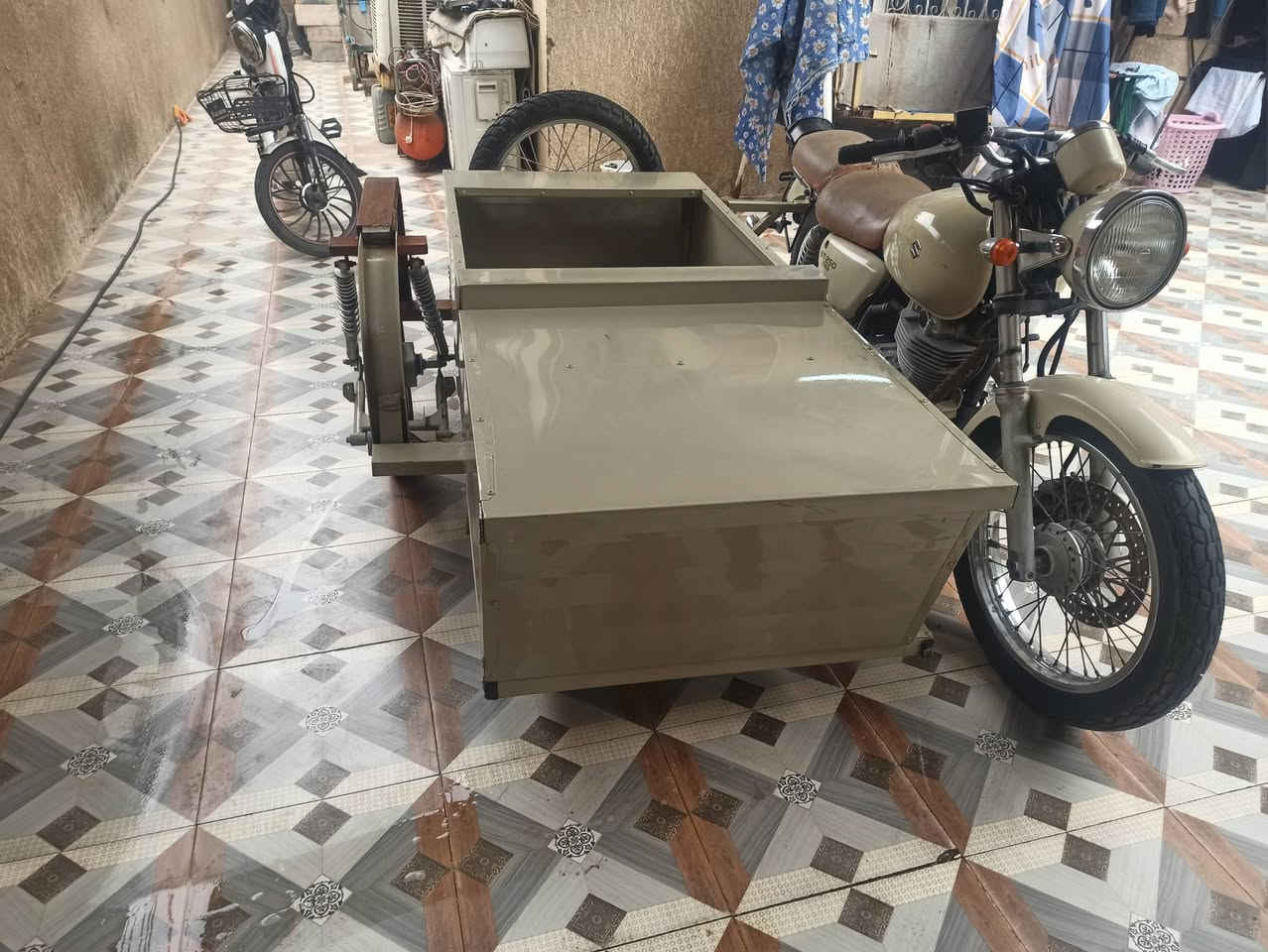 سلام عليكم دراجه سازوكي حاويه وياها دوبه ناقصها كشن.    محرك 250 ما مفتوح جديده ياباني اوراق حاويه سعرها واحد ونص قفل مكاني كربلاء ***********
