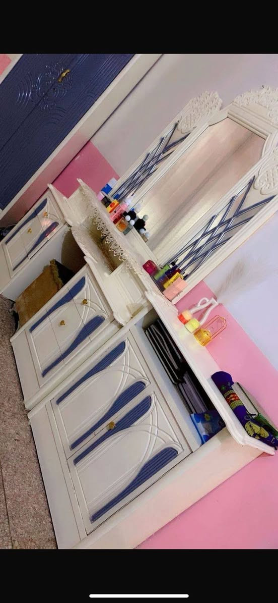 سلام عليكم غرفه للبيع غرفه مستخدمه شهرين فقط مثل الصور وأحلى تزاكم السعر مليون 200 وبيه مجال***********
