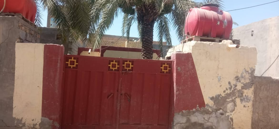 السلام عليكم دار الإيجار مساحه 110مكون غرفه واستقبال ومطبخ صغير مكان حي العسكري قرب ساحه كلبجه الاستفسار ***********
