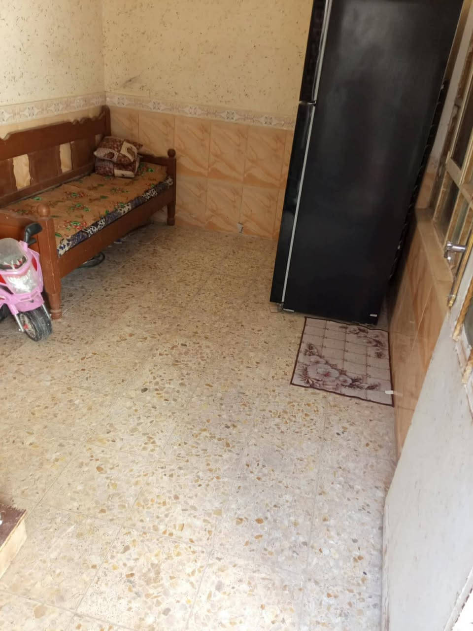 50 متر عكاده نضيف غرفه وصاله ومطبخ وتخاريج وغرفه فوك العنوان حي ميلاد قرب شارع ميلاد نصر سعر 45
*********** وليد الكرعاوي
