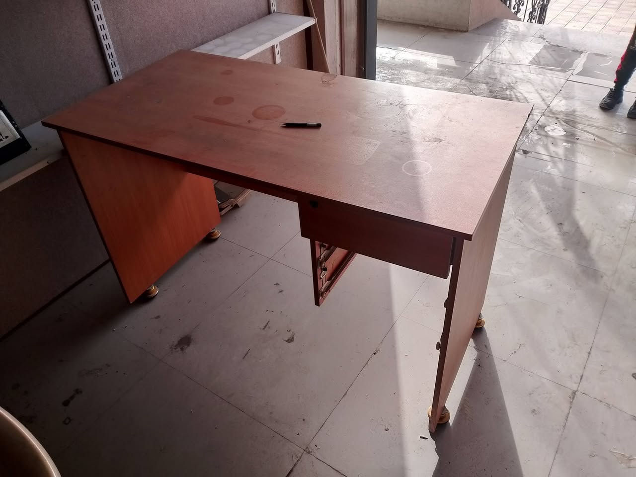 رفوف للبيع 
***********
