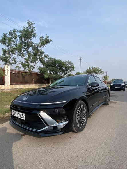 السلام عليكم  

دخول جديد ترقيم جديد 
رقم مميز

هونداي سوناتا 2024 (هايبرد لمتد) فوووول 1/1
  
مواصفات :
سقف بنوراما 
بصمة ابواب وجنطه
رادار امامي ،خلفي ، جانبي 
حساس امامي ، خلفي
نقط عمياء جانبيه 
سستم كامرات محيطيه 360 
مانع تصادم ، وتحديد مسار ، وقياده ذاتيه
اشاير بالمري ، ومري قلابه عند البگ
لايت زنون فول وبك لايت led 
دواخل جلد تدفئه تبريد ، وستيرن تدفئه
الكراسي تحكم كهربائي ، وخزن ميموري
قطعتين تبريد امامي خلفي تكيفي محيطي
اناره داخليه led متغير الالوان 
شاحن واير لس
شفتات بالستيرن
بردات بيبان بلاديه  
داتا شو عرض معلومات
شاشة كار بلي ونظام خرائط
عداد ألكتروني متغير الوضعيات
سستم صوت bose محيطي ودمام خلفي 
تشغيل ، وتقديم وتأخير بالسياره عن بعد
انظمة قياده متعدده ، واوتو هولد 
توقف ذاتي عند الرجوع الى الخلف 

الحادث تعديل بسيط في حافه بنيد 
بدون شواصي بدون لغد 
بدون صبغ 

السعر : 209
مكان السيارة : بغداد ، حي الجامعه
***********
