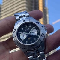 ⁨ Guess WATERPRO🔴 مزيج بين المينا المميزة و مؤشر شمسي قمري ✨ 🔹لون مينا...