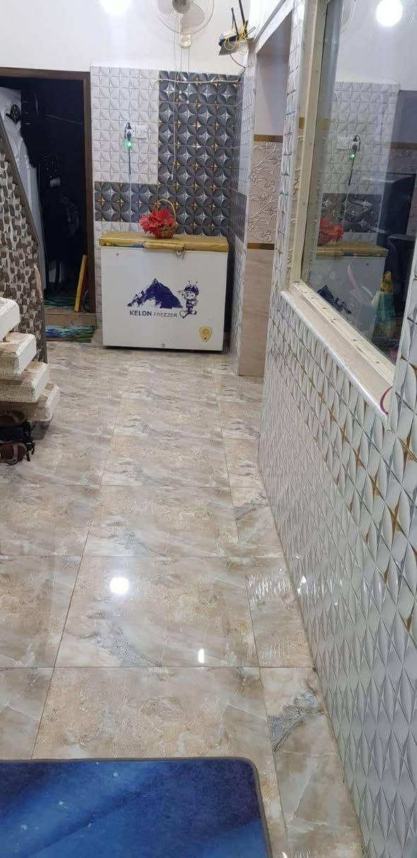🏡 دار للبيع

📍 الموقع: أم العصافير – مقابل مدرسة النموذج.

📐 المساحة: 200 متر مربع، ركن على شارعين.

✨ مواصفات الدار:

- غرفتان نوم.
- صالة.
- مطبخ.
-  استقبال.
- صحيات داخلية وخارجية.
- محل تجاري ضمن الدار، مناسب للاستثمار

📞 للاستفسار والاتصال:

- *********** – حجي ستار الظالمي.
- *********** – محمد ستار.

📍 عنوان المكتب: سوق القشلة.
مكتب العدالة للعقارات
