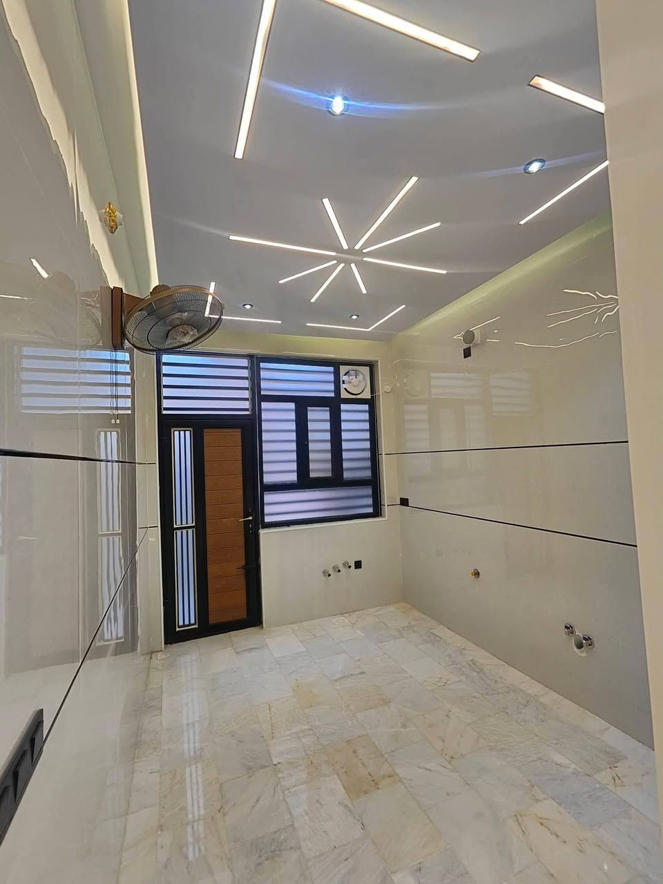 🏡 عروض بناء وترميم وتسليم مفتاح مميزة لـ 2026 🔑✨
متوفرة بنظام الأقساط والدفعات الميسرة 💳

المواصفات الفنية والهندسية:- 🛠️

1️⃣ تعديل الموقع: تسوية وفرش طبقة سبيس (لا تقل عن 20سم) مع الرش والحدل. 🚜

2️⃣ مكافحة الأرضة: رش مبيدات ممتازة من نوعية جيدة جداً. 🐜🛡️

3️⃣ الأساس وعزله: حصيري للـ 100م وشريطي للمساحة الأكبر (عرض 80سم للطابقين و60سم للطابق الواحد). التسليح بحديد ناجح مختبرياً (أقطار 12 و16 ملم) مع عزل الرطوبة. 🏗️

4️⃣ التجعيب: بالطابوق الجمهوري ومونة الإسمنت المقاوم للأملاح. 🧱

5️⃣ البلو وصب الباتلو: صب باتلو 10سم مع إضافة مواد تقليل النفاذية. 💧

6️⃣ الهيكل: بناء بالطابوق الجمهوري ومونة الإسمنت بارتفاع 3.2م (مع البيتونة والستائر). 📐

7️⃣ السقوف: صب كونكريت ممتاز بتسليح حديد ناجح بالفحص (قطر 12 و16 ملم) حسب التصاميم. 🏠

8️⃣ الإنهاءات الداخلية: لبخ وجدران جص وبورك وستائر بدقة عالية. 🎨

9️⃣ الحمامات والمطابخ: سيراميك هندي أو إيراني درجة أولى. 🚿

🔟 الكهربائيات: بوري أردني أو سعودي مع تصاميم إنارة مميزة للحديقة. 💡🌳

11️⃣ الصحيات والمجاري: شبكة ماء ومجاري (مصر سمارت أو الأمل الشريف) مع خلاطات وملحقات تركي أو إيراني درجة أولى. 🚰

12️⃣ الأرضيات: سيراميك، بورسلين، أو كاشي عراقي نوع جيد (مع صب الأرضية قبل التطبيق). 💎

13️⃣ التجهيزات: خزان مياه سعة 1000 لتر ومفرغات هواء للحمامات والمطبخ. 🌀

14️⃣ السطوح: فرشي كربلاء خضراوي مع العزل الحديث ضد الرطوبة والأمطار. ☀️

15️⃣ الأبواب: أبواب داخلية من النوع التركي الممتاز. 🚪

16️⃣ الشبابيك: بي في سي (PVC) مع حماية بكتائب حديد متينة. 🔒

✨ وهناك مواصفات عديدة أخرى لم يتم ذكرها!

👷‍♂️ التنفيذ: بإنهاءات كوادر فنية محترفة وتحت إشراف مهندسين ذوي خبرة وكفاءة عالية.

📞 للاستفسار ومراسلة الصفحة أو الاتصال على الرقم:

***********📱
