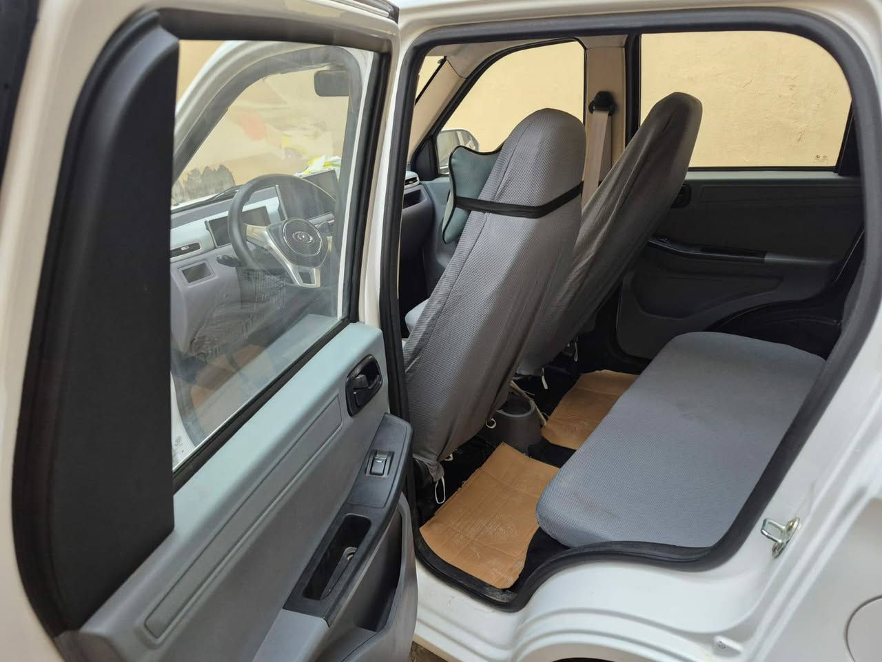 سيارة جينبنغ شحن كهربائية للبيع ٥ بطاريات
بصمة الأبواب والجام بصمة وكهربائي تدفئة تبريد كير اوتوماتيك 
السيارة ماشية ٤٠٠ كيلو فقط السيارة نظيفة جدا المكان ديالى السعر ٣٥ ورقة نقد فقط وليس اقساط للتفاصيل اتصال ع الرقم ***********
