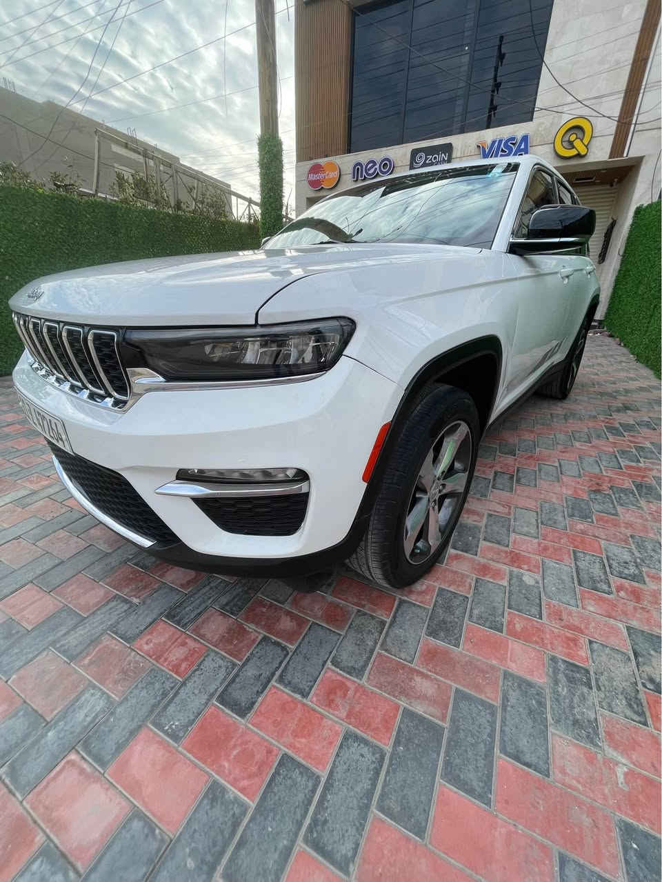 للبيع Jeep Limited موديل 2023 – رقم بغداد (الجديد)
السيارة هزّة جديدة وحرة، نظيفة وكاملة المواصفات.

المواصفات:
 • مكينة 3600
 • نظام صوت Alpine
 • شاشة كبيرة تدعم CarPlay
 • كاميرات دواره
 • داخلية جلد أسود بلادي
 • داشبورد قرميدي
 • رادار أمامي وجانبي
 • كشنات ميموري
 • تدفئة وتبريد الكشنات الأمامية
 • تدفئة ستيرن
 • جنطة كهرباء
 • تشغيل عن بُعد
 • مودات قيادة: (Eco – Sport – Track – Custom)
 • شفتات ستيرن
 • هيتر مرايا
 • حساس خلفي
 • باقي المواصفات المعروفة

الحالة:
السيارة جديدة كلش، كاملة مكملة وما بيها أي نقص
ماشية 35 ألف كم

الحادث:
حادث خفيف (جاملوغ + شي بسيط من الباب)،
صور الحادث موجودة وعلى الخاص.

السعر: 34,500$ (قابل للتفاوض البسيط)
المكان: بغداد – الكرادة

للاستفسار:
📞 ***********
📞 *********** بغداد, العراق
