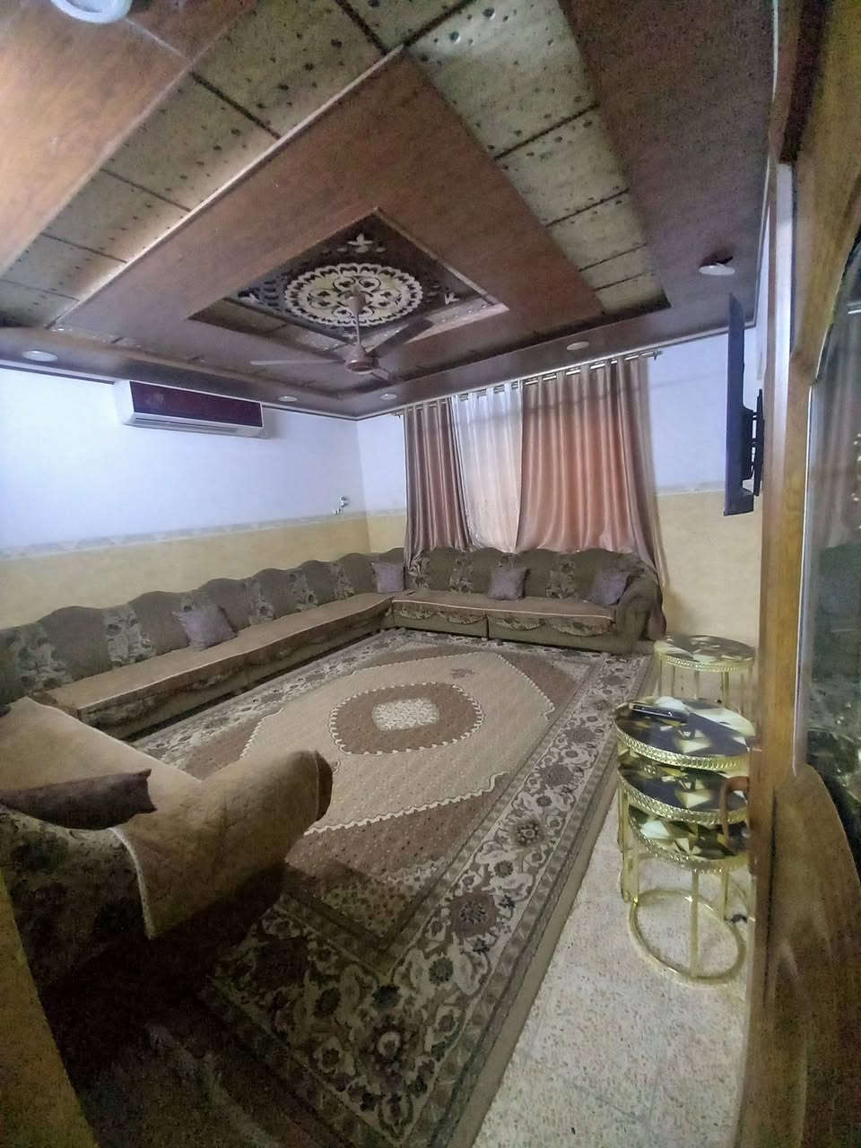 السلام عليكم دار للبيع في حي الوحدة قرب مجسر الميثاق وجامع المحسن مساحة الدار ٢٣٤متر يتكون الدار الطابق الاول استقبال ومطبخ وهول وغرفتين نوم وصحيات 
الطابق الثاني اربع غرف نوم وصحيات وبلكونة قريب من كل وسائل النقل والخدمات من اسواق ومولات البيت محدث سنة ٢٠١٩  للاستفسار الاتصال 
***********
او مراسلة الصفحة
