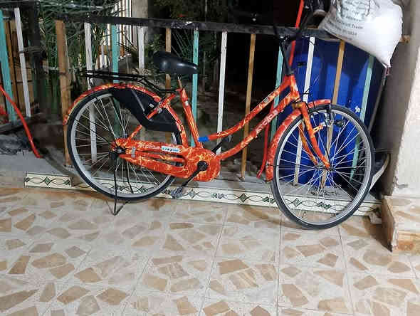 السلام عليكم ورحمة بيسكل حجم 26 ياباني اصلي شرط والسعر 155 وبيه مجال بسيط لون مرغوب مكان العمارة حي الحسين الهاتف ***********
