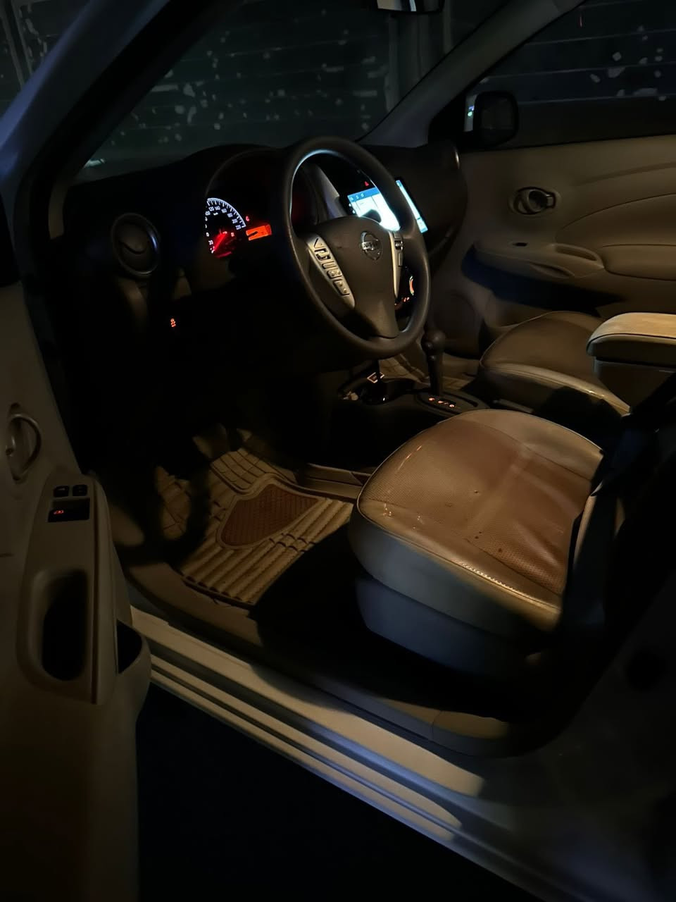 نيسان سني موديل 2024
بيها ضربه بسيطه بالباب دحكه
السعر 124
الاتصال والاستفسار ***********
