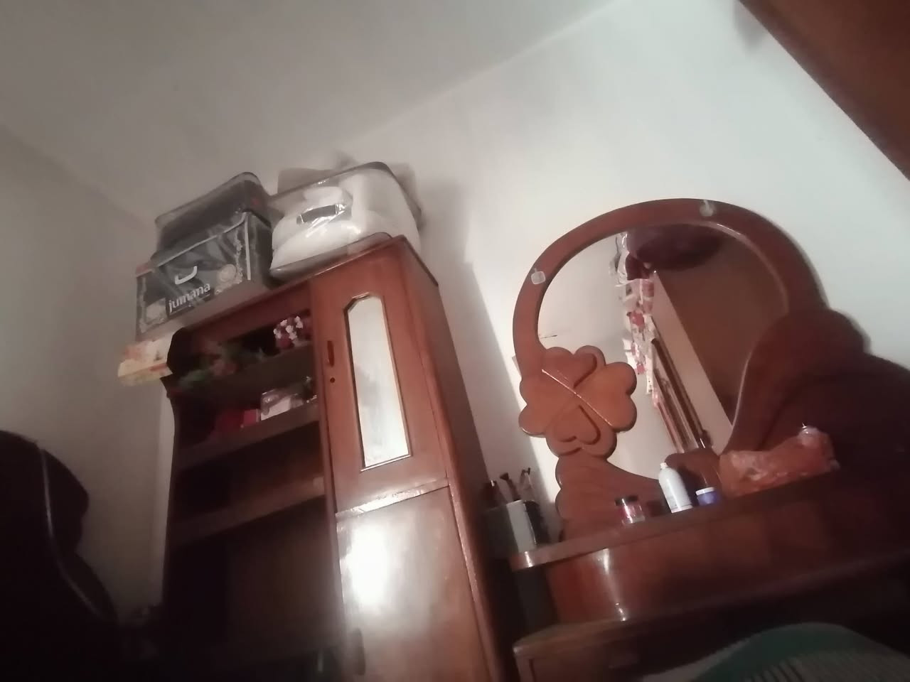 سلام عليكم  عندي غرفه البيع سعر مناسب بيه مجال ***********
