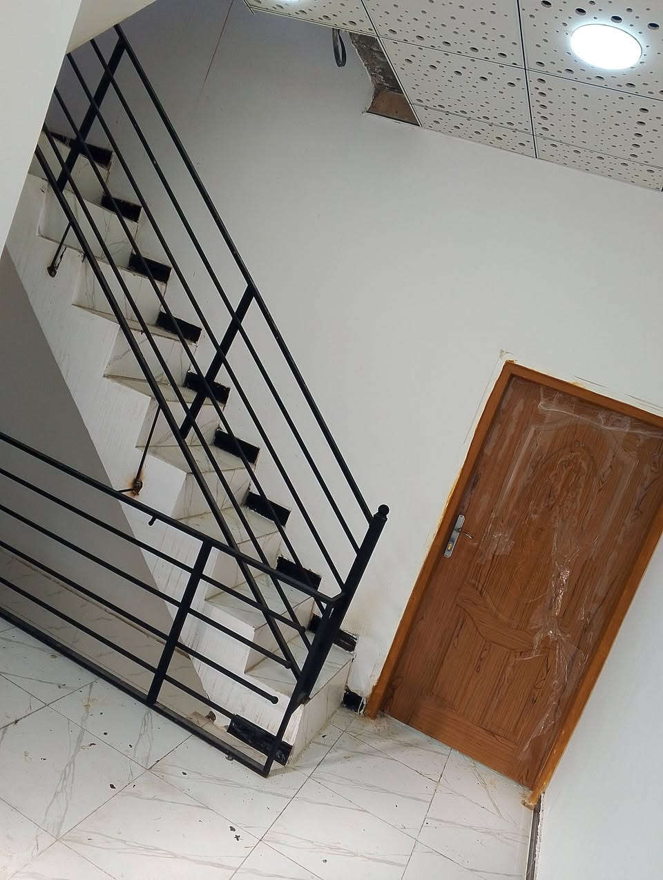 على بركه الله دار 50متر مربع بصف الركن طابقين استقبال غرفه صاله مطبخ وصحيات خارج وداخل للبيع او مراوس ب100متر او عرصه تجاريه البيت بمنطقه ال55 شارع قصابيه الميالي قريب الشارع بيتي بناء جناي كونكريت  سعره 65  مطبك الصطح وكامل *********** خاص او واتساب
