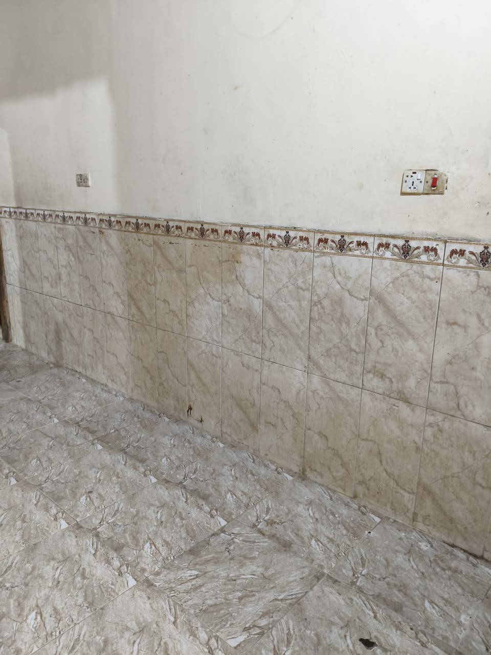 بيت في الجمهورية  للايجار قرب شارع المكاتب 
طابقين يحتوي على 3 غرف + صالة + استقبال 
***********
