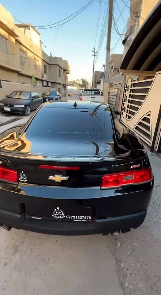 سيارة شيفروليه كمارو موديل 2015 باللون الأسود، وهي سيارة رياضية أمريكية، تتميز بمظهرها القوي ومواصفاتها العالية، معروضة للبيع في العراق.
• معلومات عن السيارة
•الموديل: شيفروليه كمارو 2015، والذي يعتبر جزءًا من الجيل الخامس لسيارة.
•المواصفات: السيارة كاملة المواصفات، تتضمن فتحة سقف، شاشة كبيرة، وعداد رقمي أصلي، مما يدل على فئة عالية.
•الميزات: تتميز السيارة بإطارات حجم 20 جديدة كليًا، ومظهرها
الجذاب باللون الأسود.
§ تفاصيل الشراء والبيع
•السعر: تُعرض السيارة بسعر "شدة وسبع ورقات"وبيها مجال ، وهو تعبير عراقي يعني 17 ألف دولار أمريكي تقريبًا.
•الحالة: السيارة جديدة جدًا، قطعت 81 ألف كيلومتر فقط، ومكفولة من المحرك وناقل الحركة والتبريد.
•الموقع: تتواجد السيارة في بغداد الجديدة، والرقم المتاح للتواصل هو ***********واتساب
