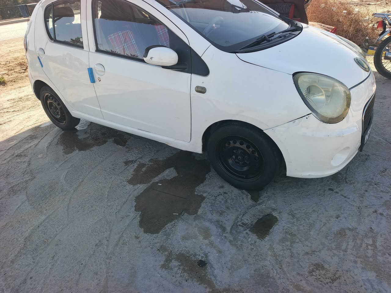 السلام عليكم جيلي باندا موديل 2013 رقم بغداد انكليزي مكينه كير كفاله ياباني تبريد ثلج 
حداديه جديده بيها رشات قليله صبغ  دواير ودوس كهربا ئيات كلها شغاله دوشمه جديده
تخم تاير جديد
السعر 40وبيها مجال بسيط
***********
