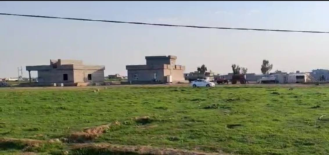 قطعة أرض للبيع مساحتها #تقريبا580 متر #الواجهة 13 متر .علما لمن اشتريتها كانت محددة ببلوكة بكل ركن بمساحة أكبر بس لمن الجيران حددو قطعهم والتزاما بهذه الحدود صغرت مساحة القطعة . 
العنوان #الفاروق خلف #جملون_الطاقة المنطقة مسكونة وبيها إعمار .
السعر 12 مليون . الراغب بالشراء يتصل على الرقم ***********
شكرا للأدمن مقدما .
