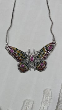 قلادة انتيك  شكل فراشة بهيكل من الفضة  مرصعة بعدد 7 احجار من الياقوت ا...