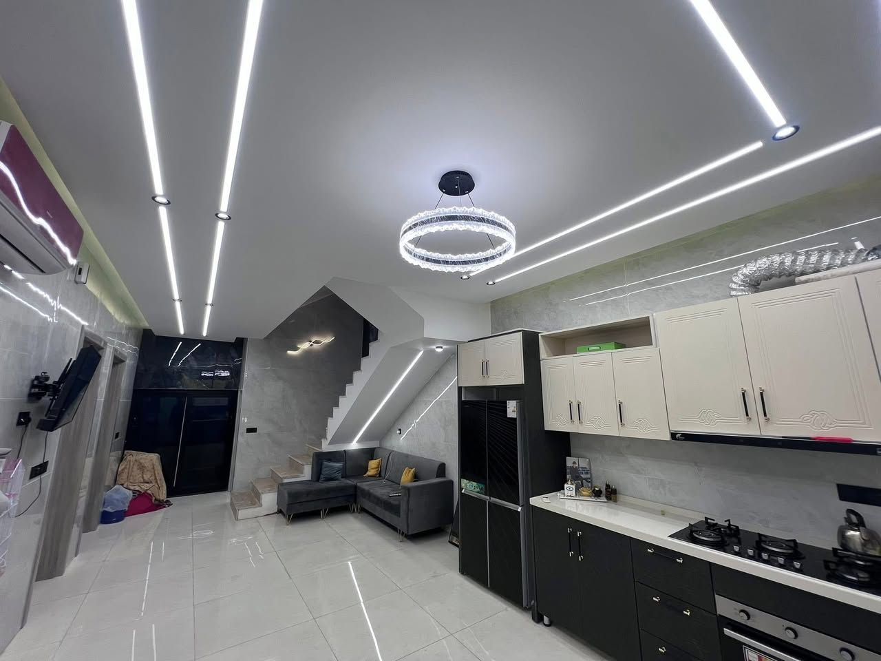 سلام عليكم 
بيت لبيع او مراوس او رهن 
بناء هندسي حديث ما صار اربع اشهر من كمل 2025
مساحته ١٣٠متر واجة ٩ نزل ١٤.٥ شارع ١٠
الموقع حي ابو خالد خلف الدكتور شهاب التميمي 
بناء متعوب عليه
طابقين والثالث مخزن 
البيت الطابق الارضي يتكون من طارمه ومدخل استقبال وصحيات عدد 2 ومطبخ وصاله مفتوحه نظام تركي 
طابق الثاني ثلاث غرف وصحيات 2 الثالث بيتونه تعتبر مخزن 
***********مصطفى التميمي لاستفسار
