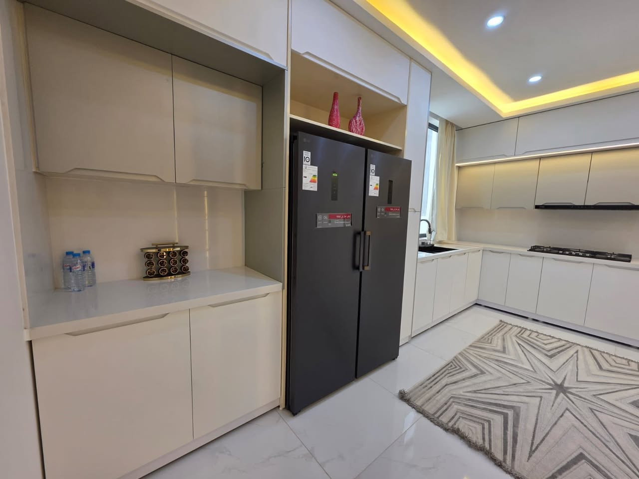 بيت مؤثث و جديد غير مسكون للايجار في 
مجمع السلام بسعر مناسب 
***********
