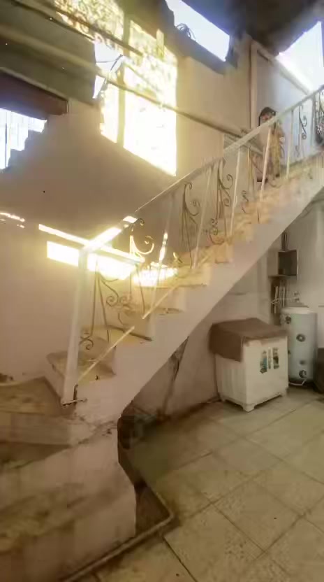 المساحه 100 شارع اسواق الصدرين خامس فرع السعر 58 الاتصال *********** البيت جاهز من النواقص ويرهم يصير مشتملين
