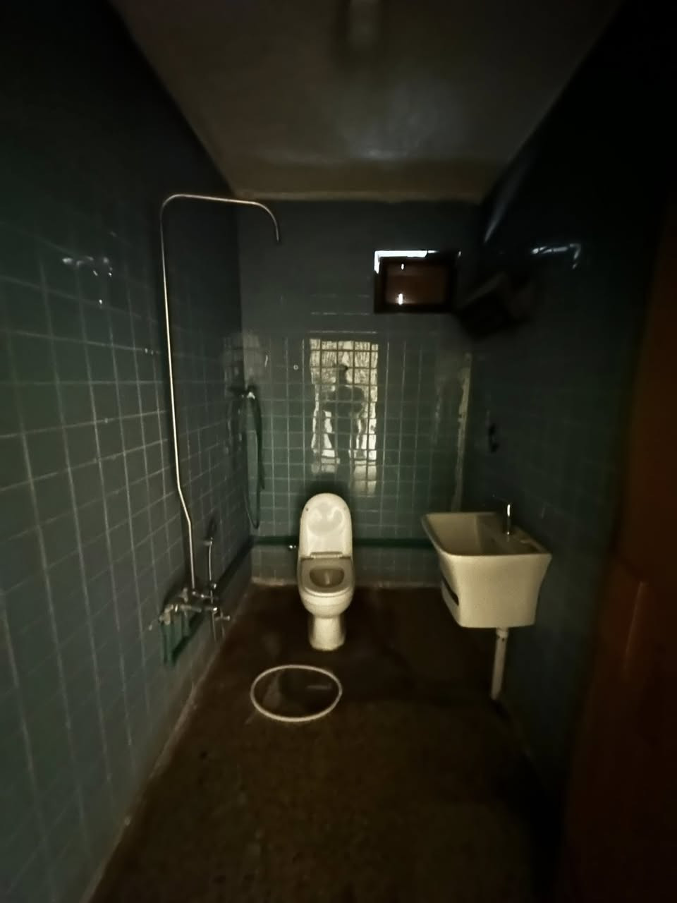 #للايجار____في____السيدية
بيت مساحة 120م نظيف 

يحتوي على ثلاث غرف  نوم وصالة ومطبخ وخدمات 

قيمة الاجار:900 قفل 

للاستفسار:***********

او زيارة مكتب الفهد الهندسي للمقاولات العامة/شارع جامع الاقصى مقابل مكتبة الحكم سنتر
