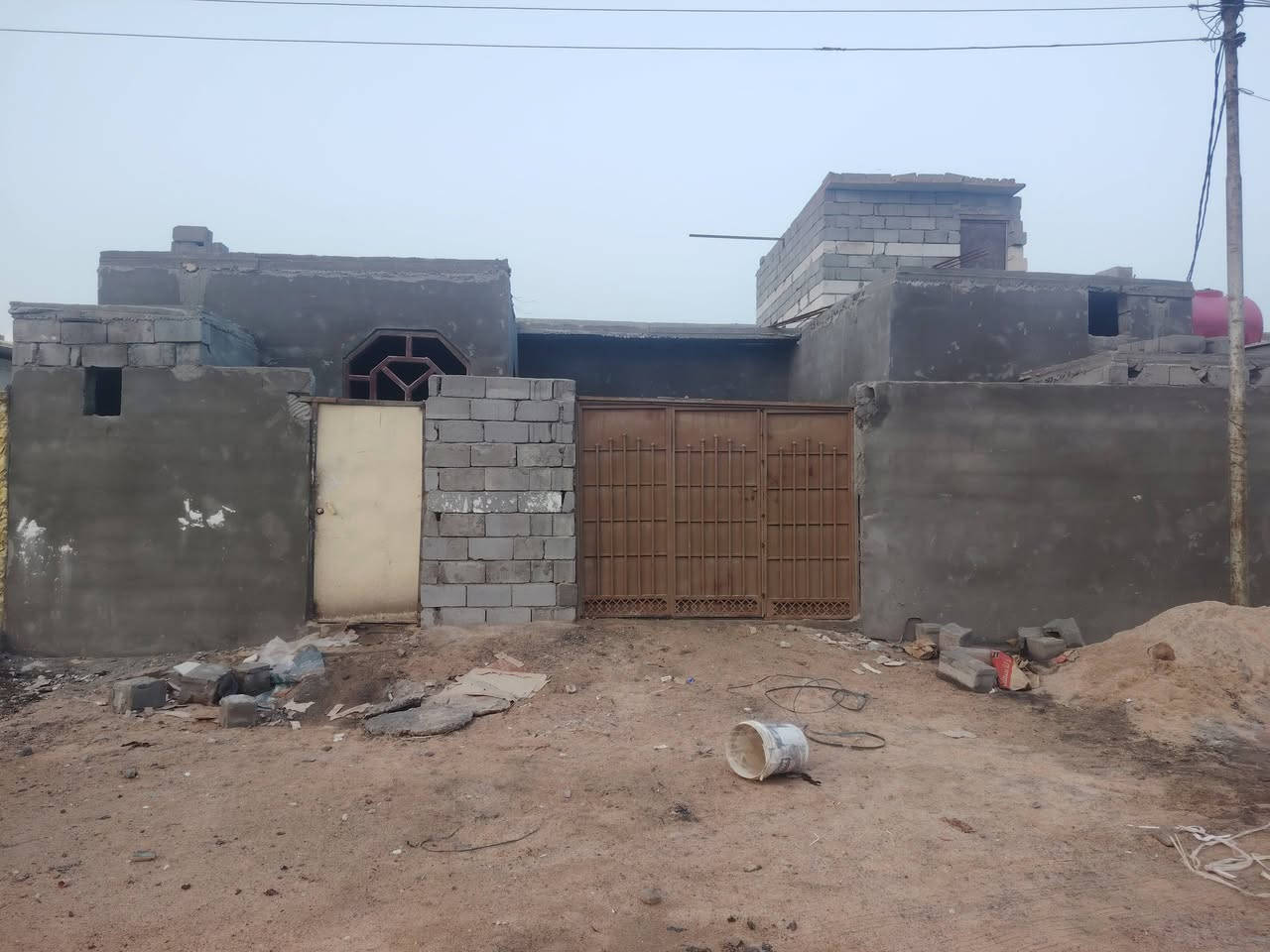 سلام عليكم بيت البيع مساحه 200متر العنوان زبير مكصب شارع 15البيت عوزه تلحيضات يحتوي علا غرفتين وصاله ومطبخ وديوان ولغرف كبار السعر 60مليون وقابل التفاوض  رقمي بي واتساب ***********
