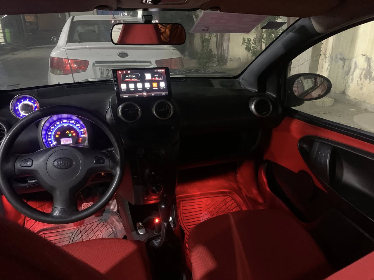 إسلام عليكم بي واي دي موديل 2013 ماشيه ١١٠ سياره مقفوله من التبديل والصبغ شاشه بصمه زنون عالي مابيه كل نقص تبريد ثلج كير عادي ارقام سنويه هزه كله جديد بسمي  عارضه ٣٨ بيه مجال بسيط مكاني الدوره شارع ٦٠ رقم هاتف ***********
