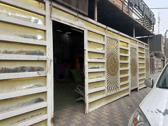 سياج حديد للبيع الطول تقريباً 15 متر والارتفاع مترين يحتوي على بابين بسعر مناسب المكان بغداد العبيدي / شارع الجامع للاستفسار ***********
