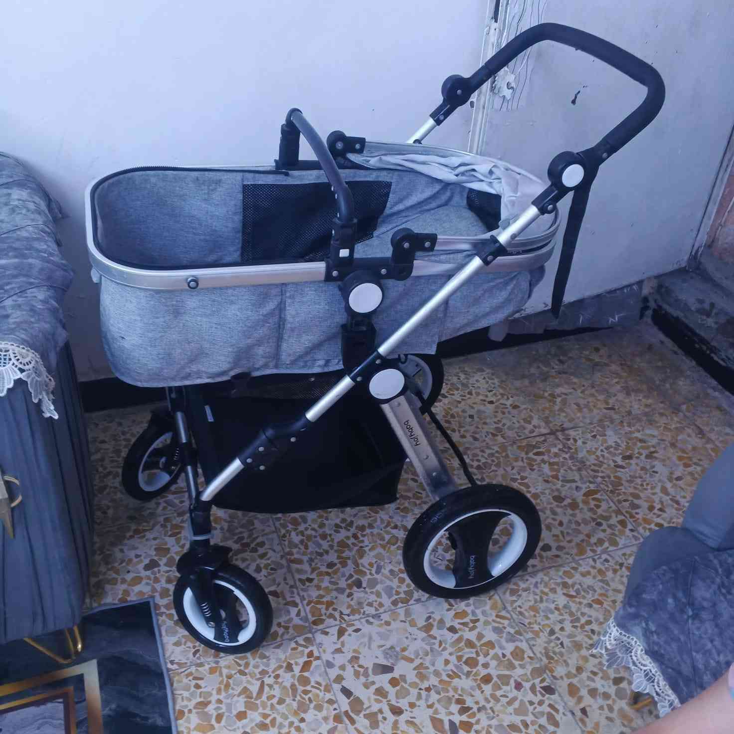 السلام عليكم عربانه طفل للبيع جايتني من الخارج وجبيره استعمال شي بسيط كلش السعر قفل ٦٠ مكاني بغداد البياع الشرطه الرابعه ***********
