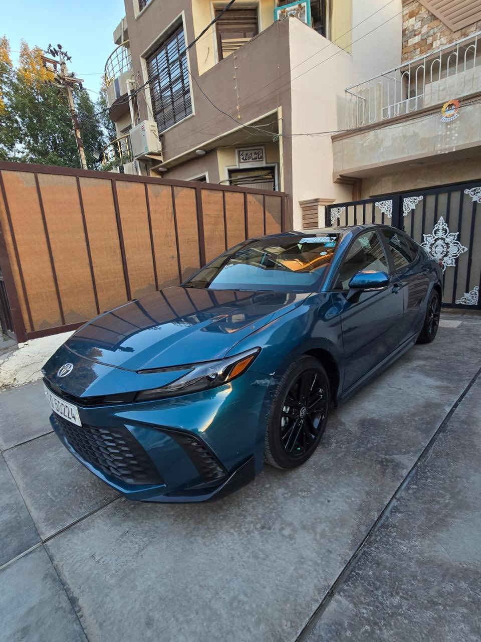 السلام عليكم 
للبيع 
كامري 
موديل 2025 
هايبرد 2.5 
SE PLUS فول فتحة
لون تركوازي 
مواصفات
فتحة
بصمة
جلد  داخل ابيض 
تدفئة كشنات 
كرسي كهرباء
شاشة عريضة 
كامرا دوارة 
رادار  مانع تصادم
تحديد مسار 
توقف ذاتي 
زنون 
هندبريك اوتو 
سيارة بيها هواية مواصفات 
ماشية 12 الف مايل 

حادثها تبديل الجاملغ مبدل ومصبوغ الامامي صفحة 
السائق فقط والدعامية الامامية مصبوغة 
وبيها شخط بل دعامية الخلفية 

بدون ايرباك 
سيارة نظيفة وجديدة
رقم بغداد باسمي تحويل مباشر 

مكانها بغداد حي الخضراء 
***********
