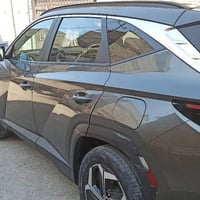 توسان22 فول ماشيه 32 حادثها مبدل دعاميه وجاملغ نفس اللون وربع باب سايق...