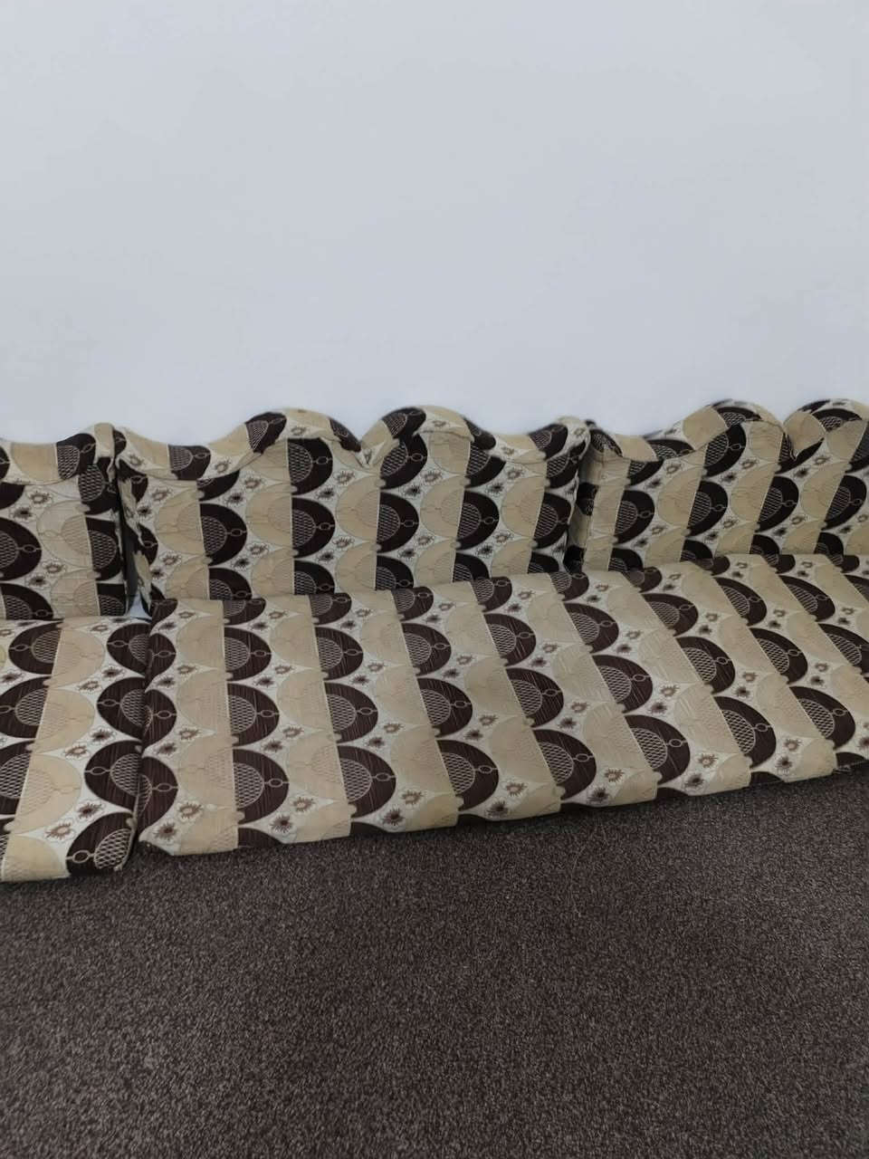 السلام عليكم ورحمه الله وبركاته جلسه عربيه سبع دواشق يعني 14 متر كامله مستخدمها بس تضيفها على العموم 200 وبيها مجال  ***********
